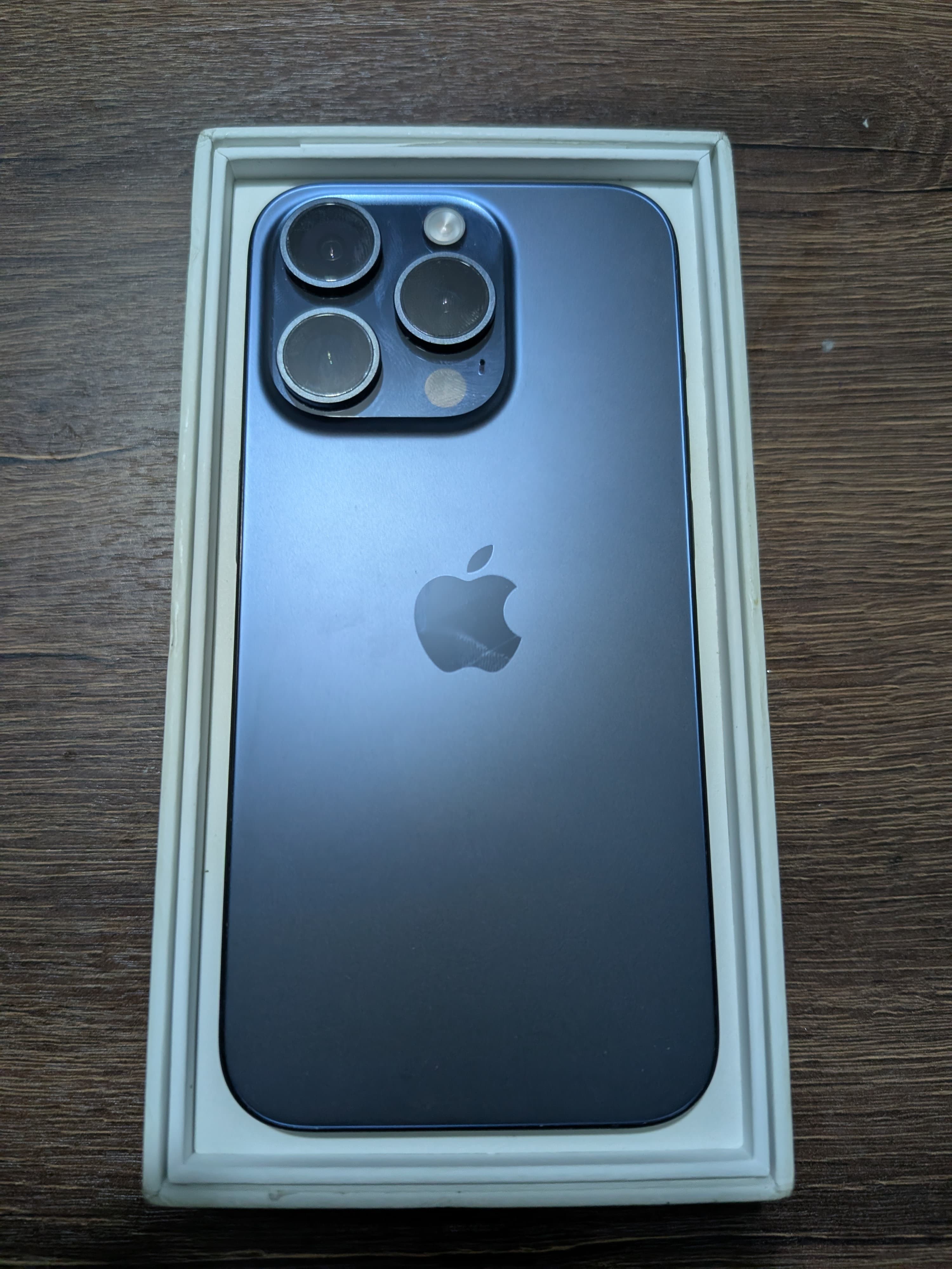 Apple iPhone 15 Pro Esim — imagen 1